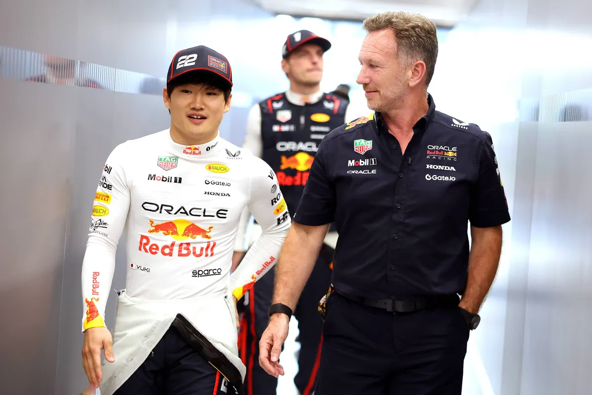 Yuki Tsunoda met Christian Horner en Max Verstappen in de Red Bull-garage