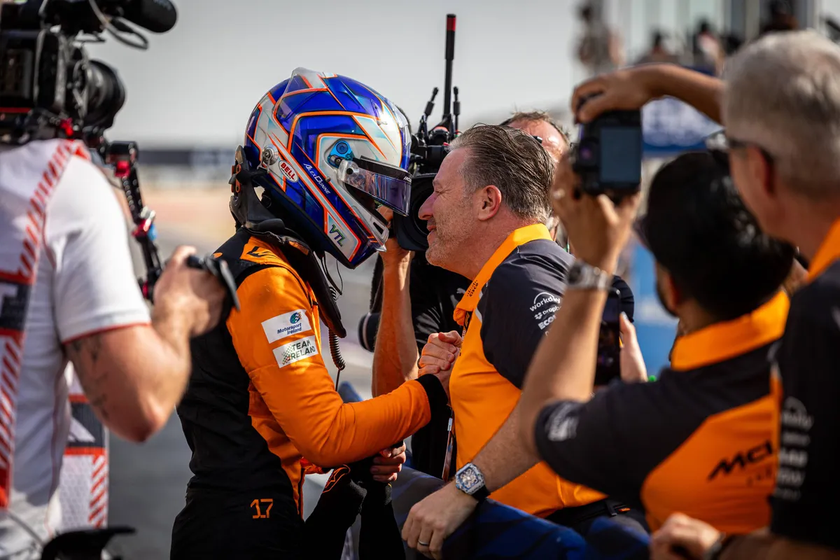 McLaren Racing-CEO Zak Brown met Alex Dunne na de F2-race in Bahrein