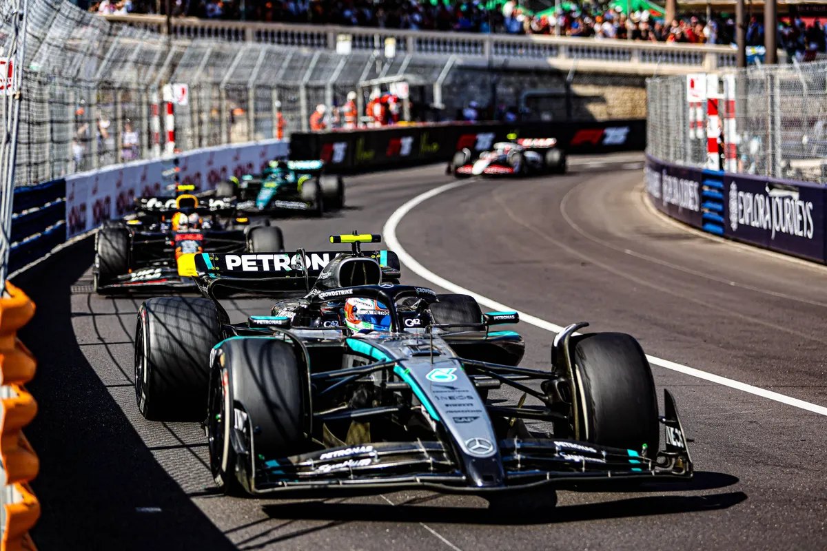 Mercedes-coureur Kimi Antonelli rijdt voor Yuki Tsunoda tijdens de GP van Monaco
