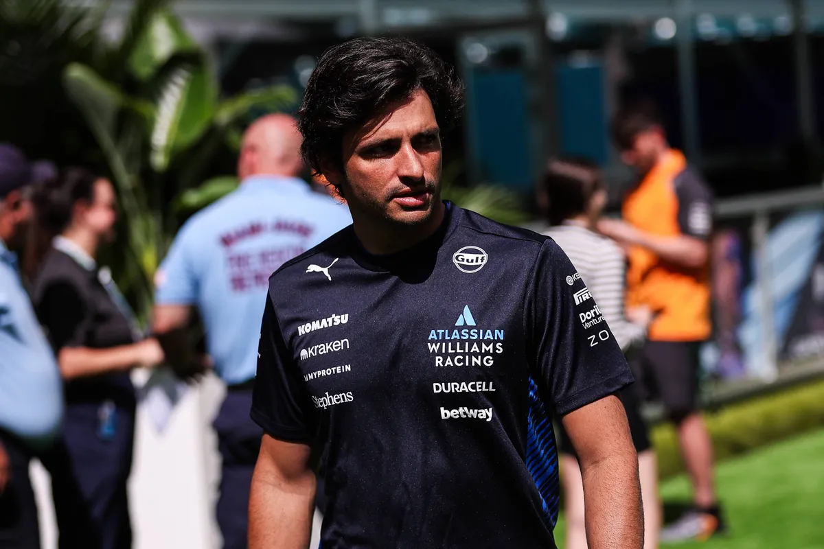 Williams-coureur Carlos Sainz in de paddock in Miami