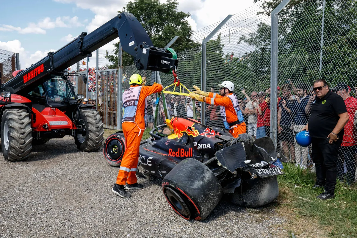 De gecrashte Red Bull-auto van Yuki Tsunoda in Imola