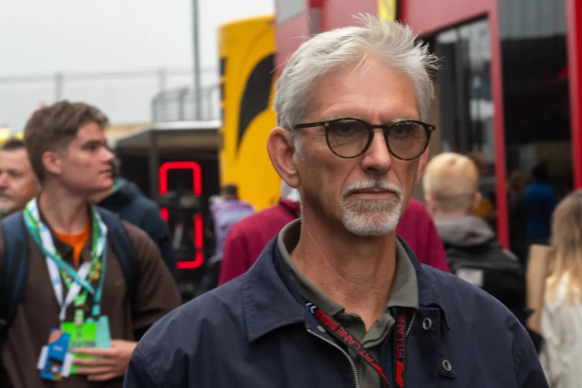 1996 F1-wereldkampioen Damon Hill in de paddock