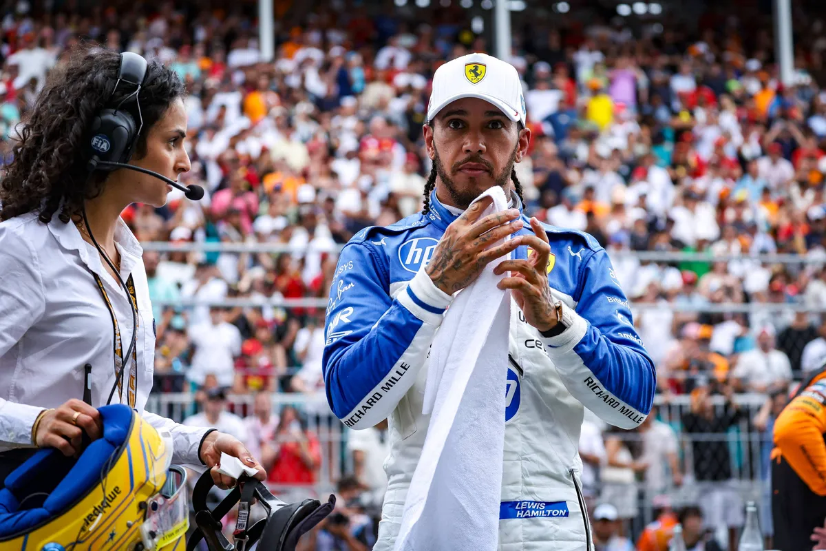 Lewis Hamilton voor Ferrari op de grid in Miami