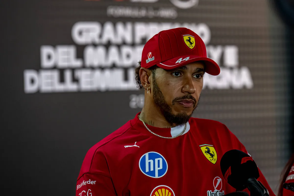 Ferrari-coureur Lewis Hamilton op de mediadag in Imola