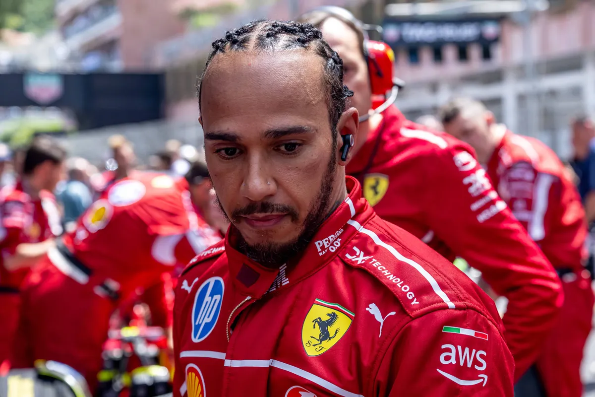 Lewis Hamilton voor Ferrari op de grid in Monaco