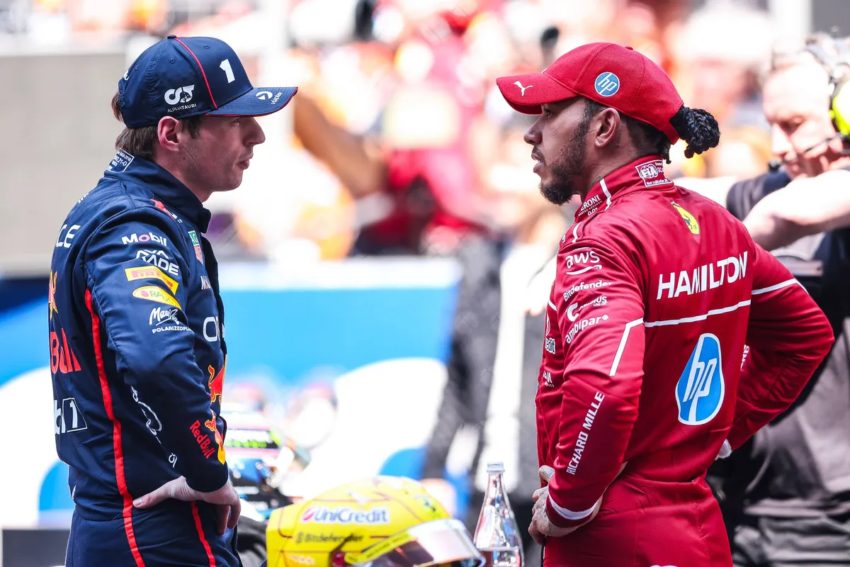 Lewis Hamilton en Max Verstappen na de Sprint kwalificatie in China