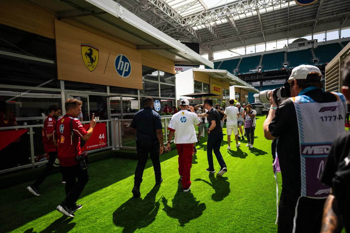 Ferrari-coureur Lewis Hamilton in de paddock in Miami