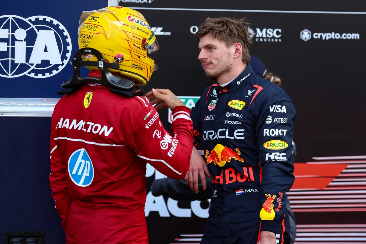 Lewis Hamilton en Max Verstappen praten na, na de kwalificatie voor de GP van Monaco