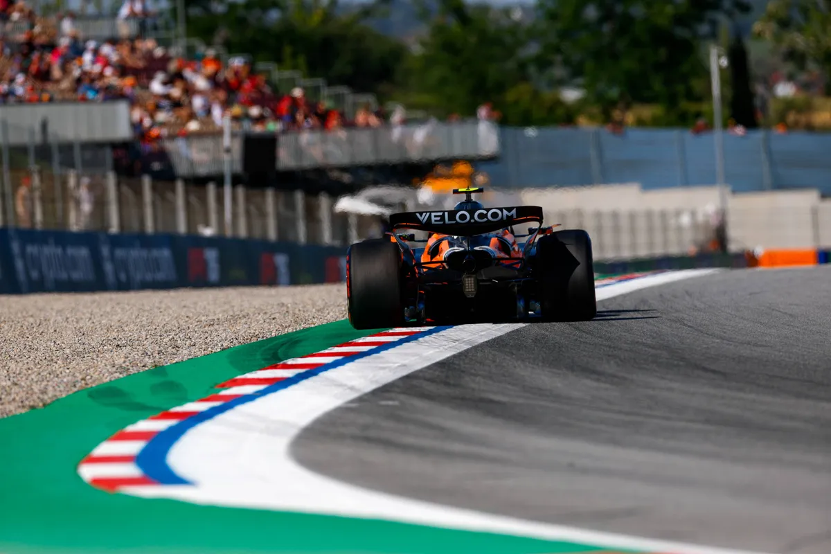 De McLaren van Lando Norris in de laatste sector in Spanje