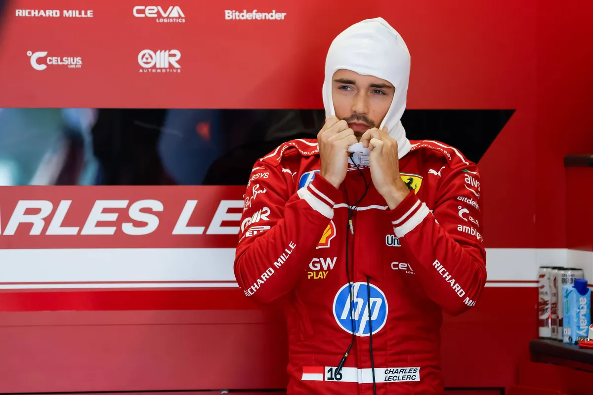 Charles Leclerc in de Ferrari-garage in Imola