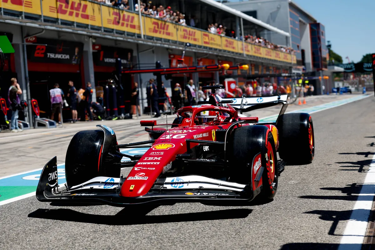 Charles Leclerc in de pitstraat in Imola