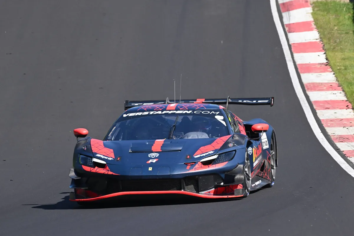 Max Verstappen in actie met een Ferrari 296 GT3 op de Nürburgring Nordschleife