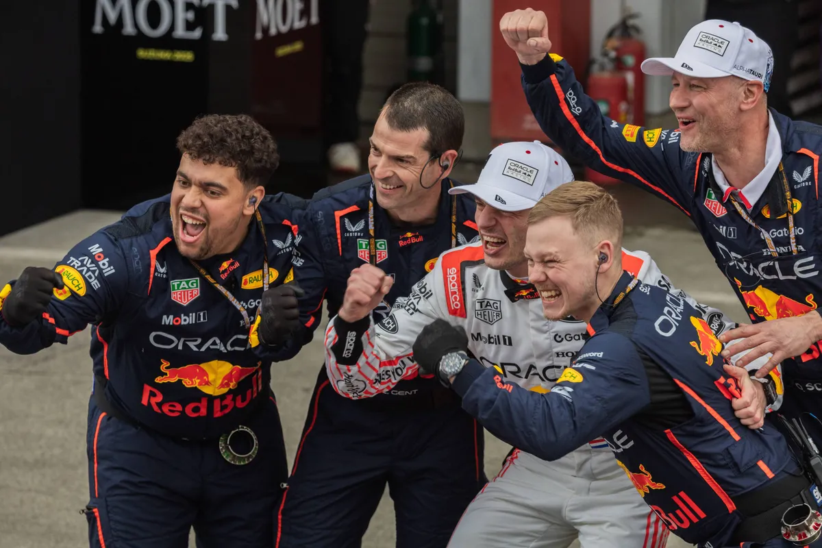 Max Verstappen en zijn monteurs na de zege op Suzuka