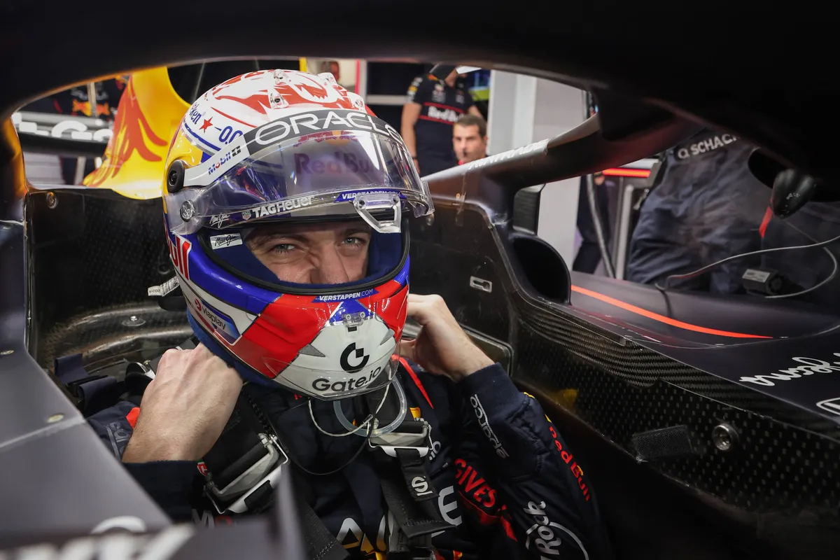 Max Verstappen in de cockpit van de Red Bull RB21