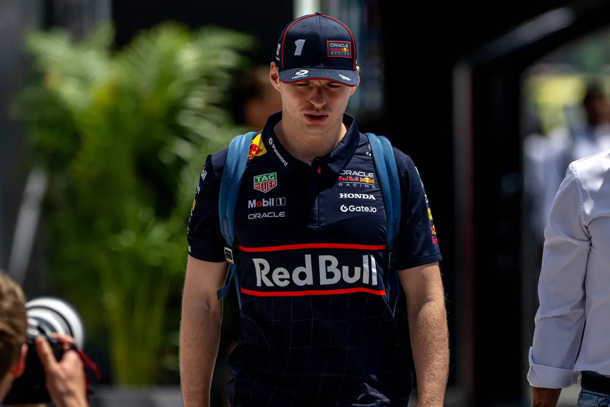 Red Bull-coureur Max Verstappen in de paddock in Jeddah