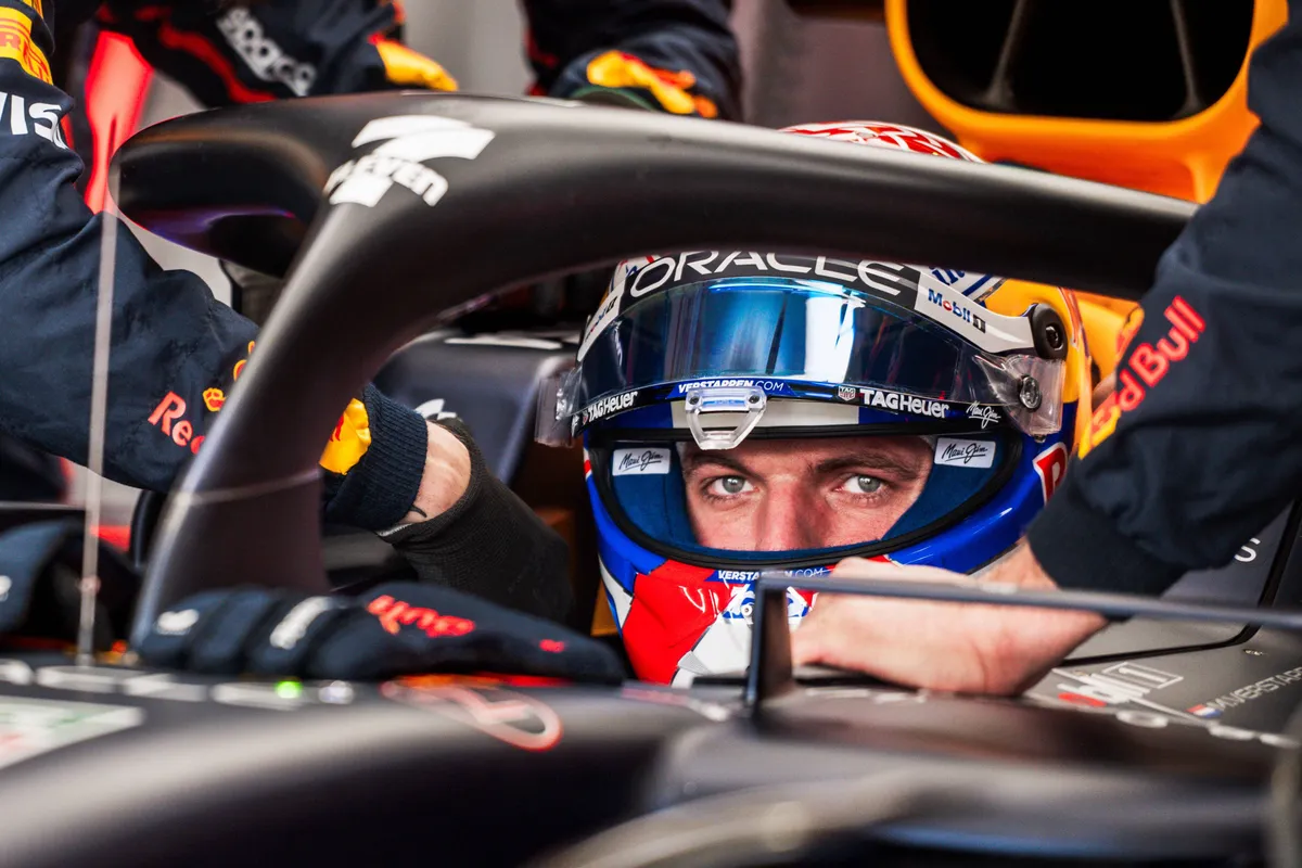 Red Bull-coureur Max Verstappen in de cockpit van zijn RB21