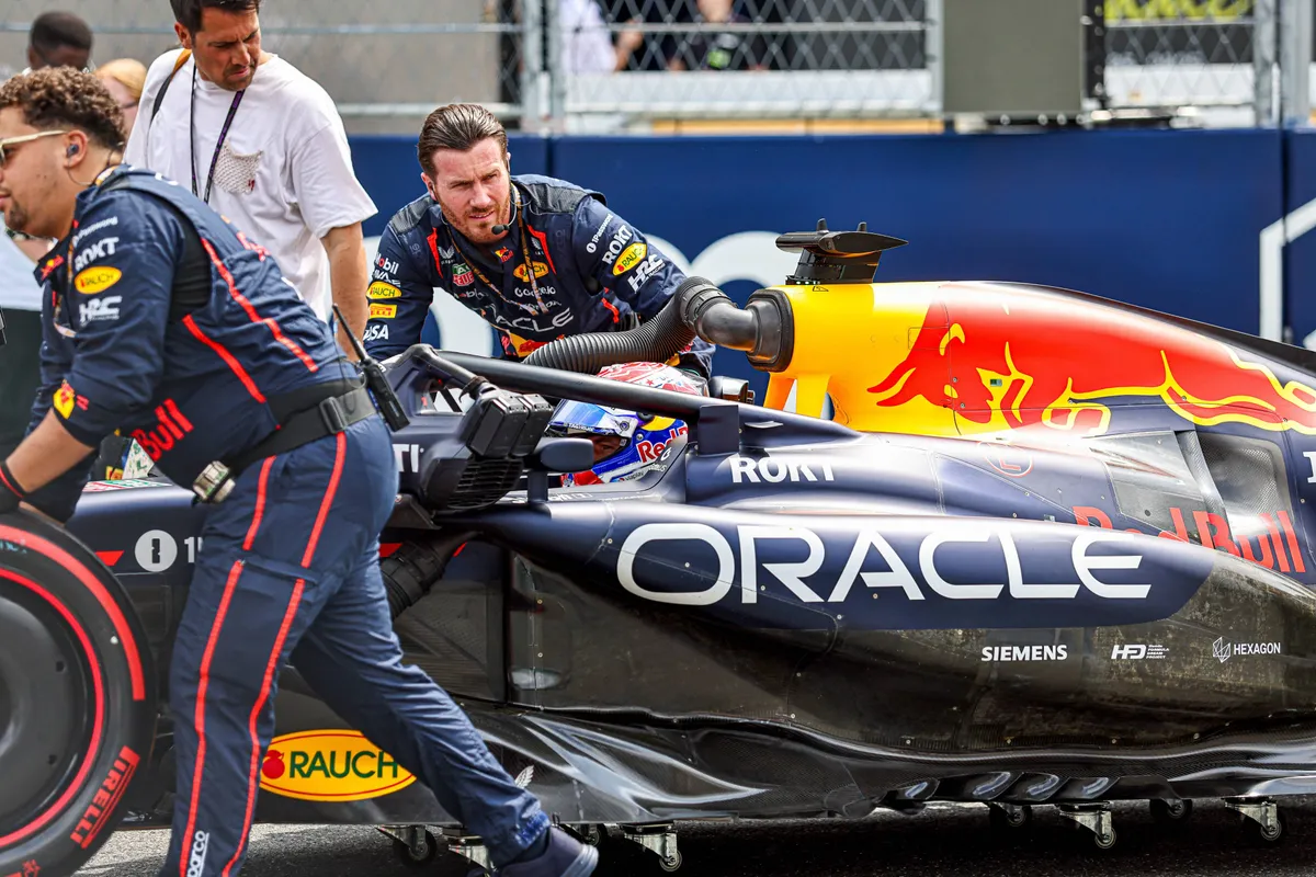 Max Verstappen met een aantal monteurs in Miami