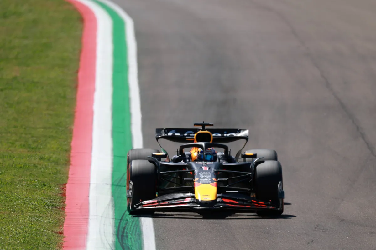 Max Verstappen in de Red Bull RB21 op Imola