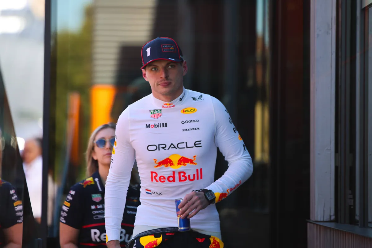 Red Bull-coureur Max Verstappen in de paddock in Imola