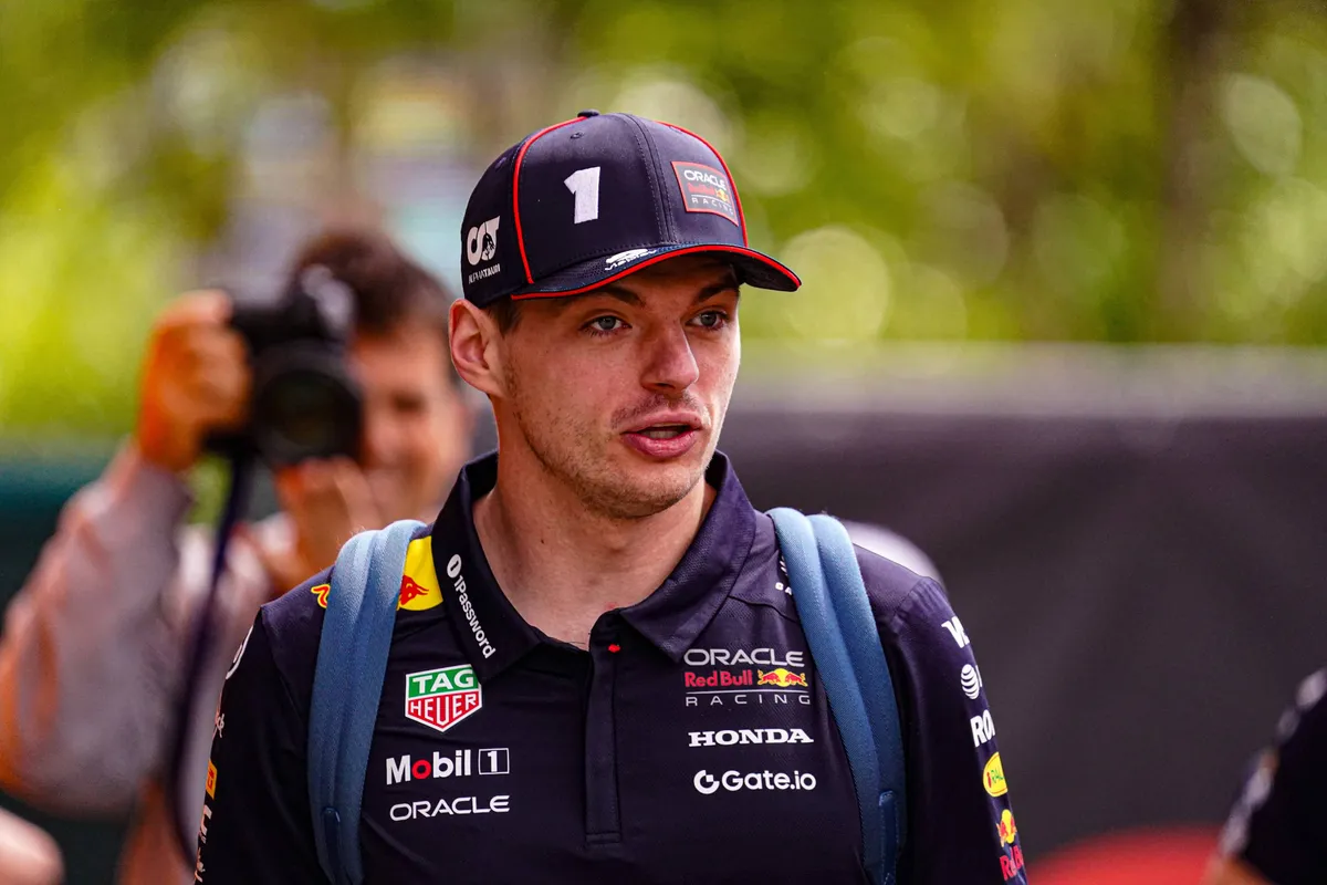 Red Bull-coureur Max Verstappen in de paddock in Imola