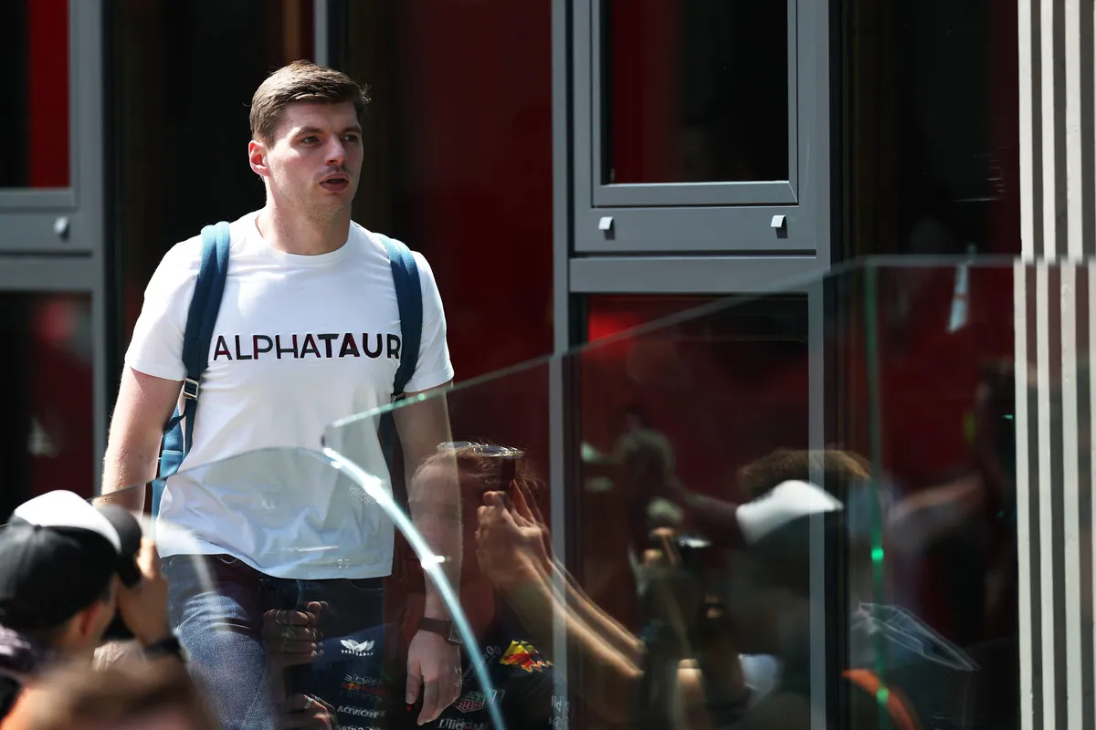 Red Bull-coureur Max Verstappen arriveert in AlphaTauri-kleding in Imola
