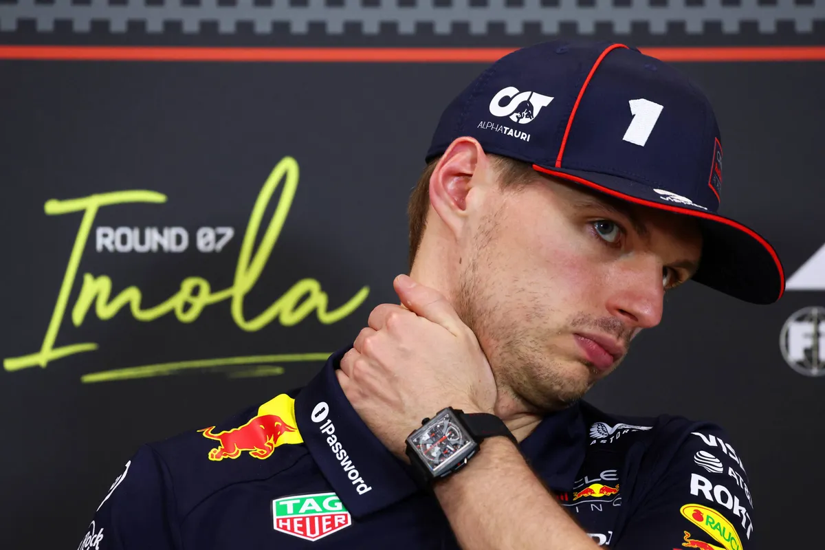Max Verstappen tijdens de persconferentie na zijn zege op Imola