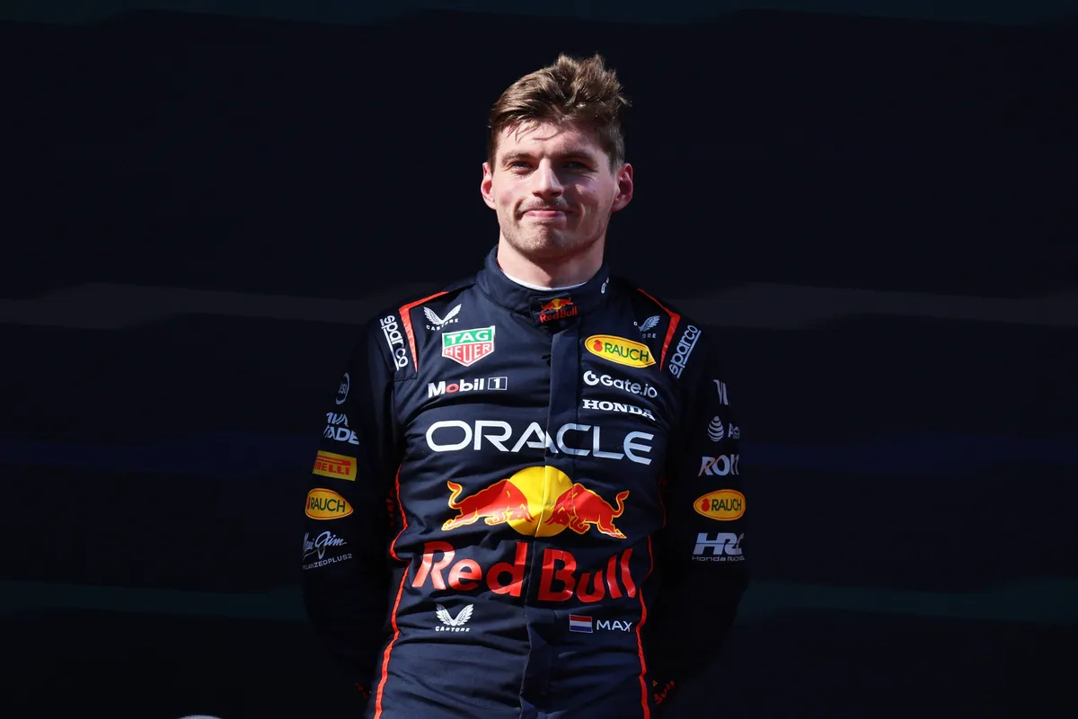 Red Bull-coureur Max Verstappen op het podium in Imola