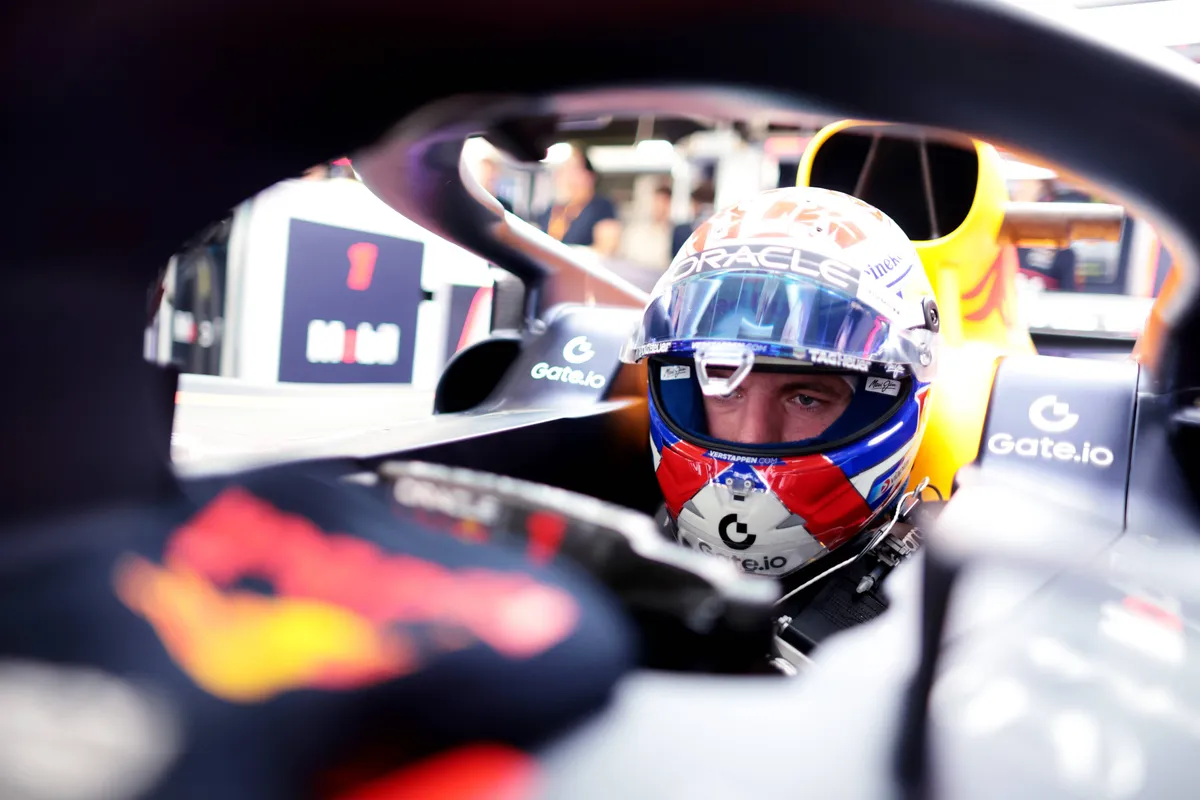 Max Verstappen in de cockpit van de Red Bull RB21