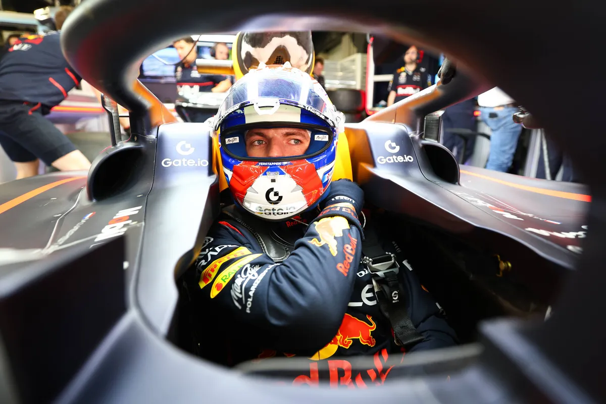 Max Verstappen in de cockpit van zijn Red Bull RB21 in Barcelona