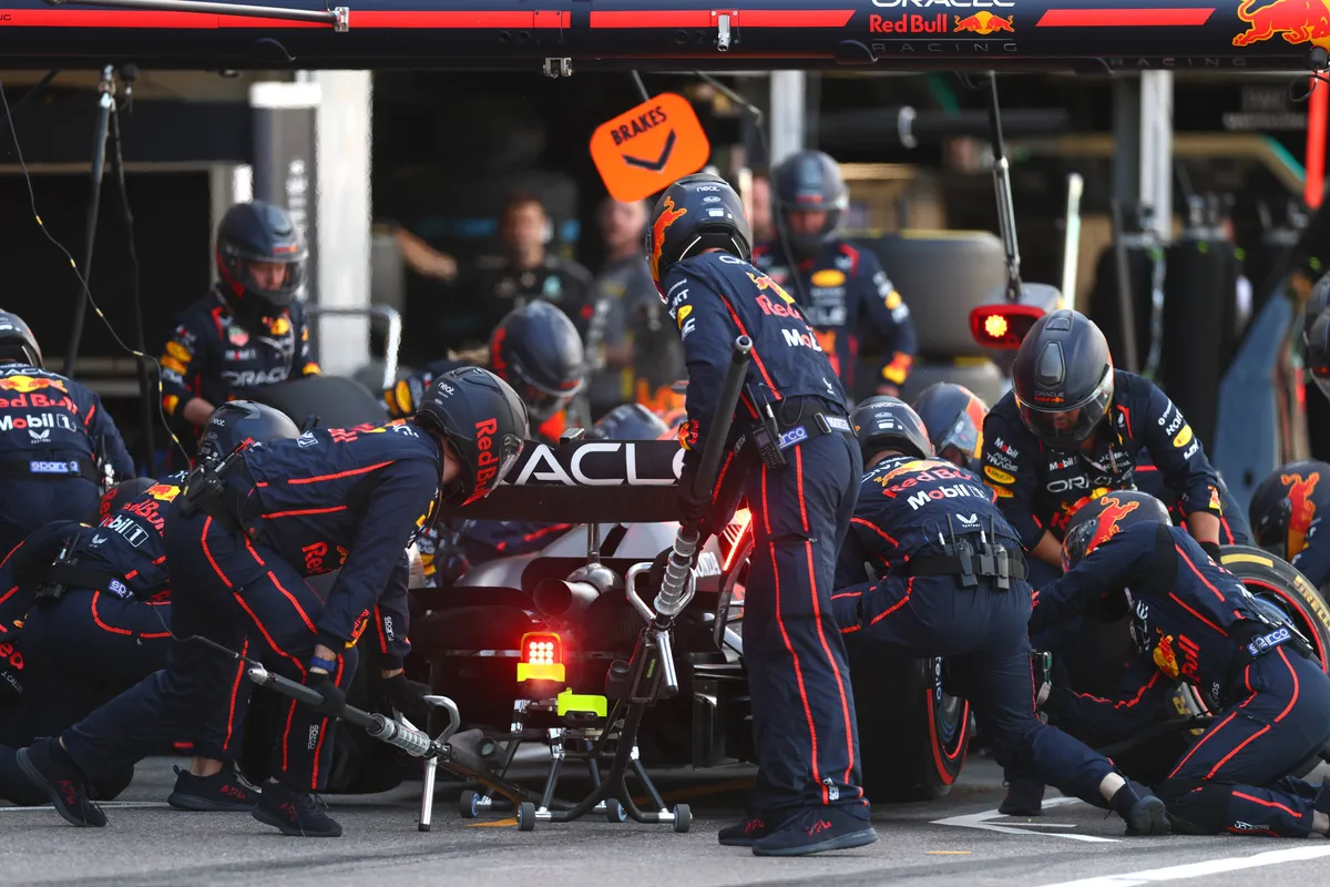 Max Verstappen maakt een pitstop tijdens de GP van Monaco