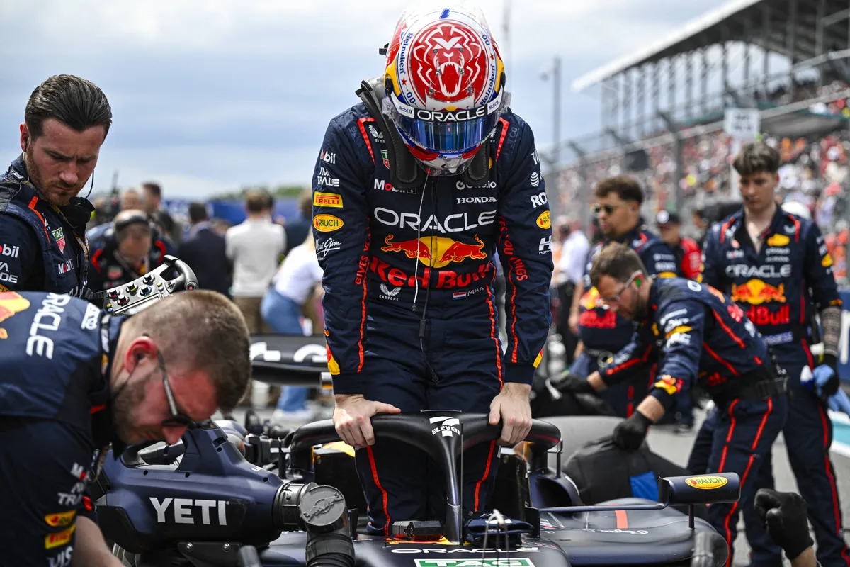 De RB21 van Max Verstappen met zijn monteurs op de grid