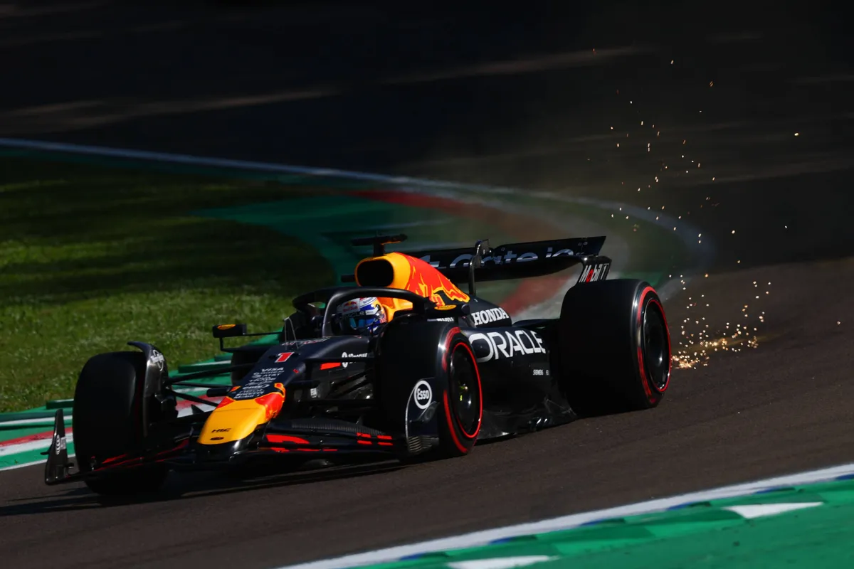 De vonken onder de Red Bull-bolide van Max Verstappen tijdens de kwalificatie op Imola
