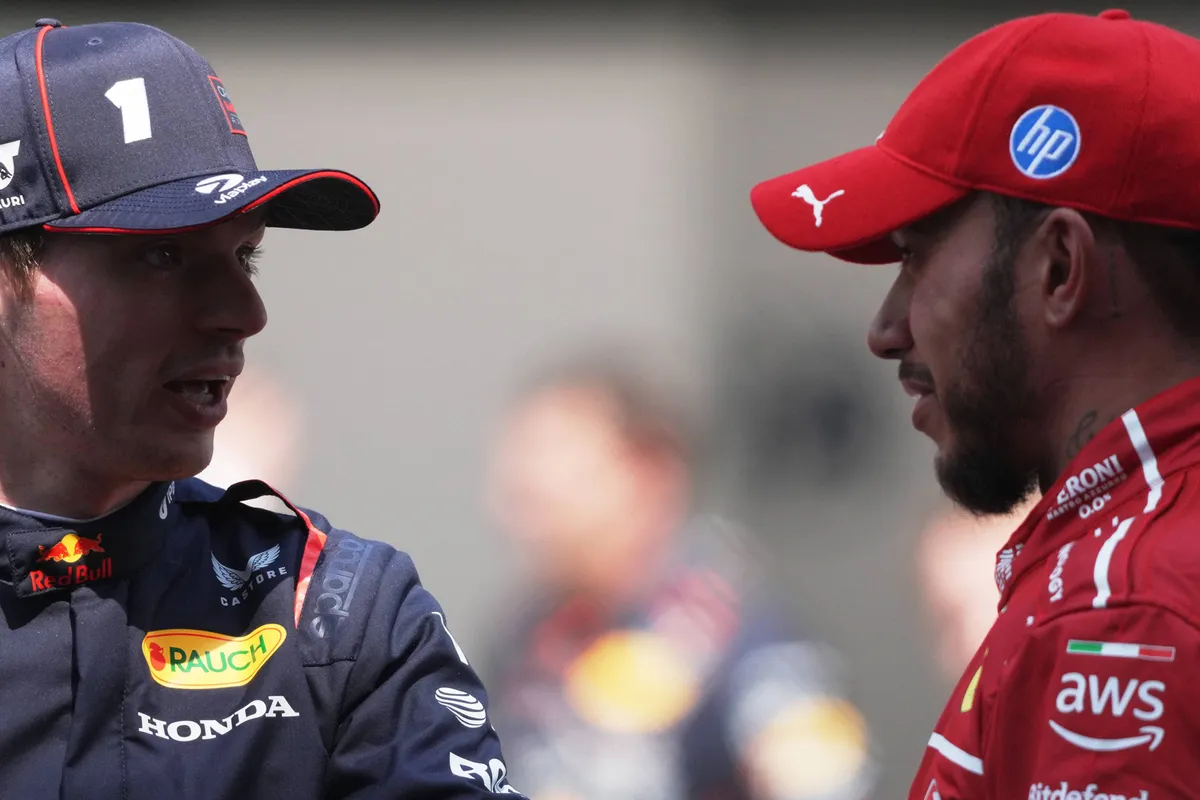 Red Bull-coureur Max Verstappen en Ferrari-coureur Lewis Hamilton in China