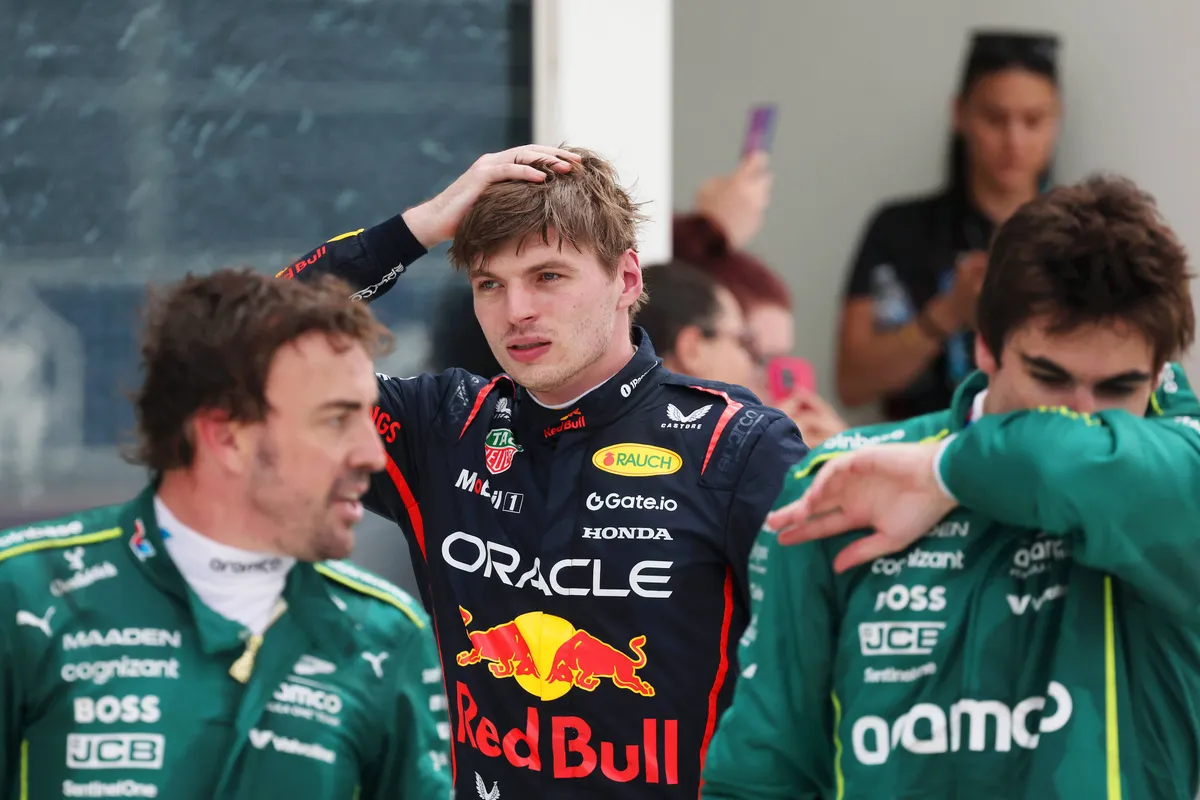 Max Verstappen baalt van zijn Red Bull RB21 na de race in Miami