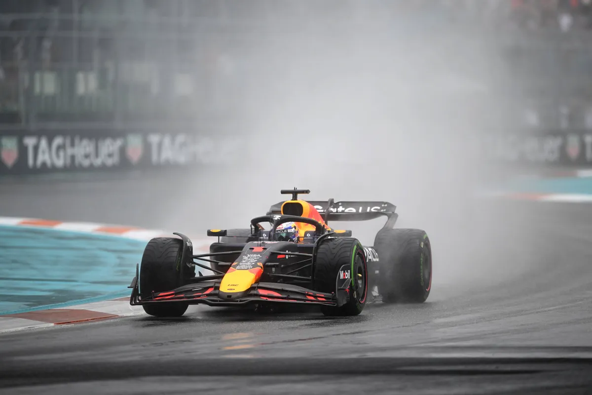 Red Bull-coureur Max Verstappen in de regen in de Sprint in Miami
