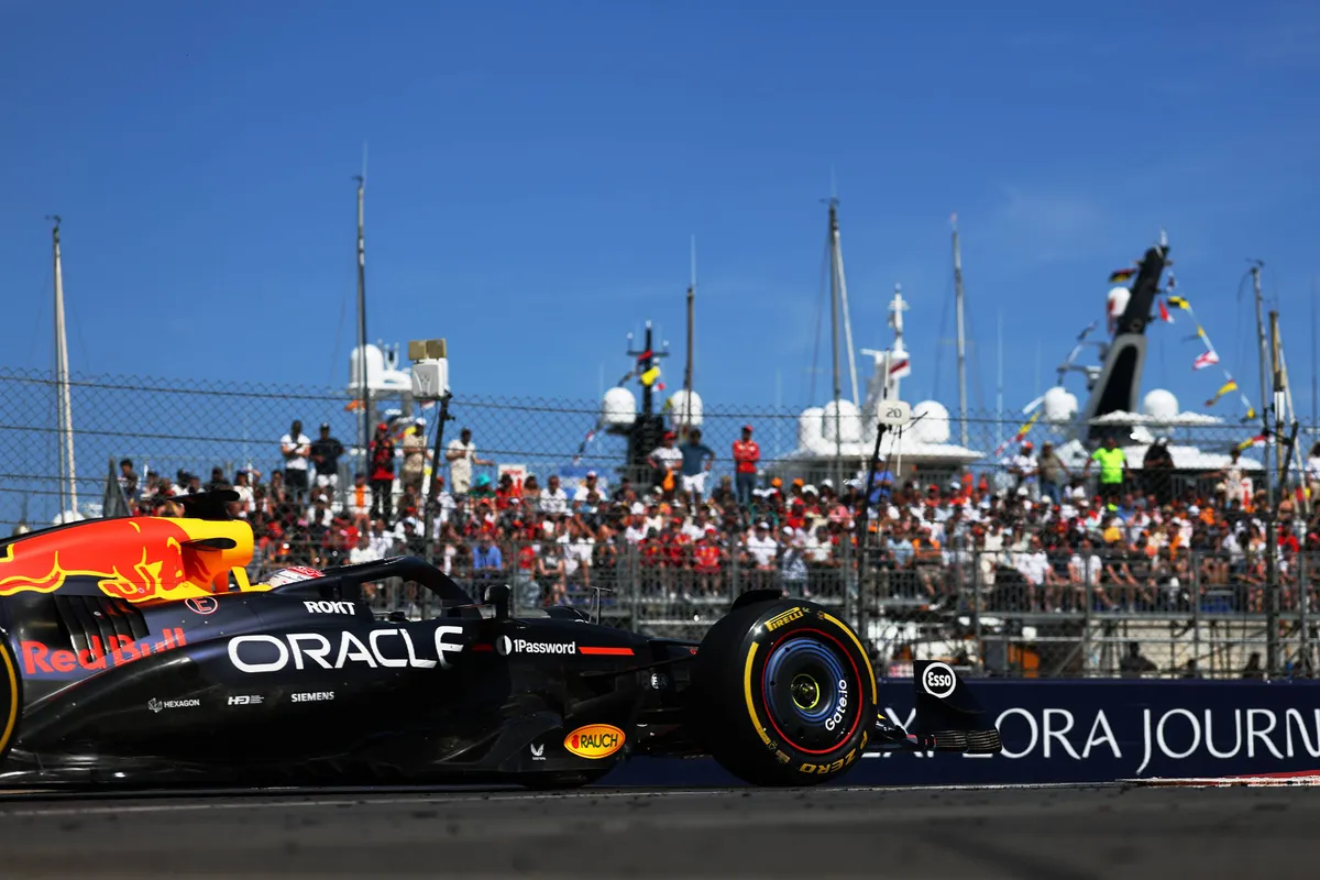 Max Verstappen op zijn medium banden tijdens de race in Monaco