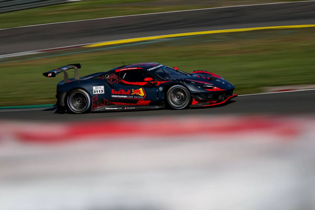 Max Verstappen in actie met de Ferrari 296 GT3 op de Nürburgring Nordschleife in de NLS-test