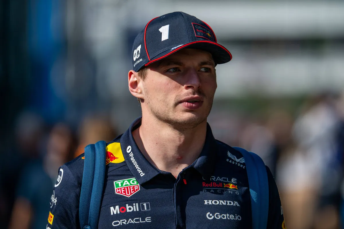 Max Verstappen in de paddock in Barcelona