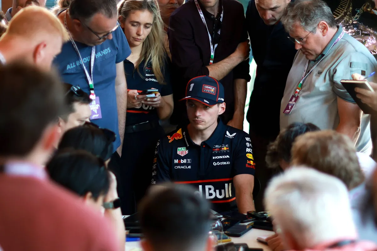 Max Verstappen staat de pers te woord tijdens de mediadag in Imola