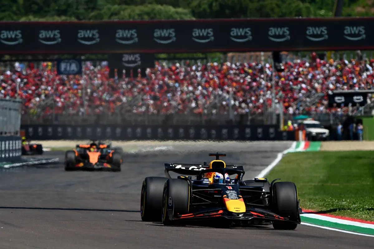 Max Verstappen in Imola voor Oscar Piastri in de McLaren