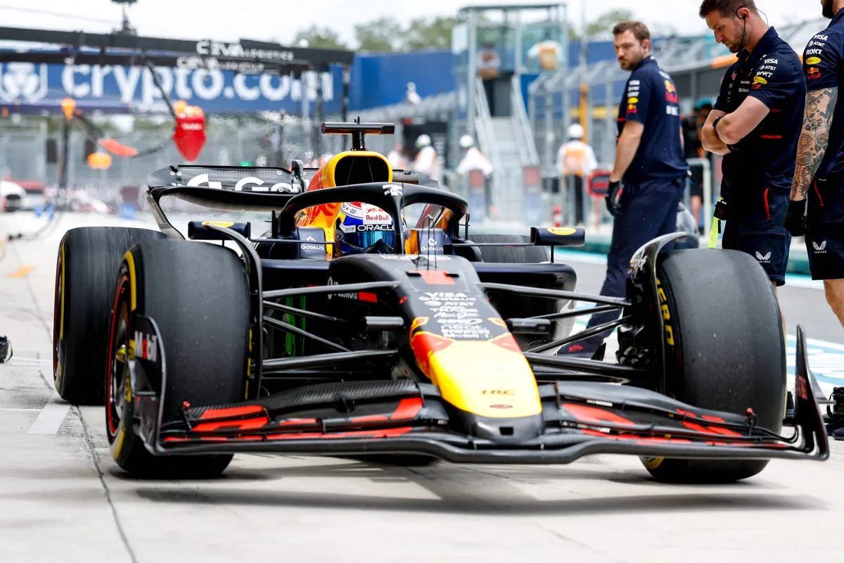 De RB21 van Max Verstappen in de pit in Miami