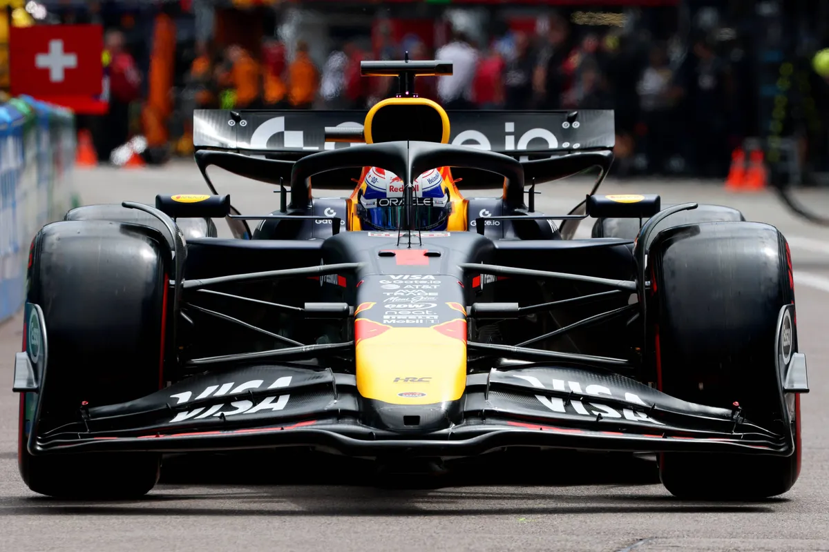 De Red Bull-auto van Max Verstappen in de pitstraat in Monaco
