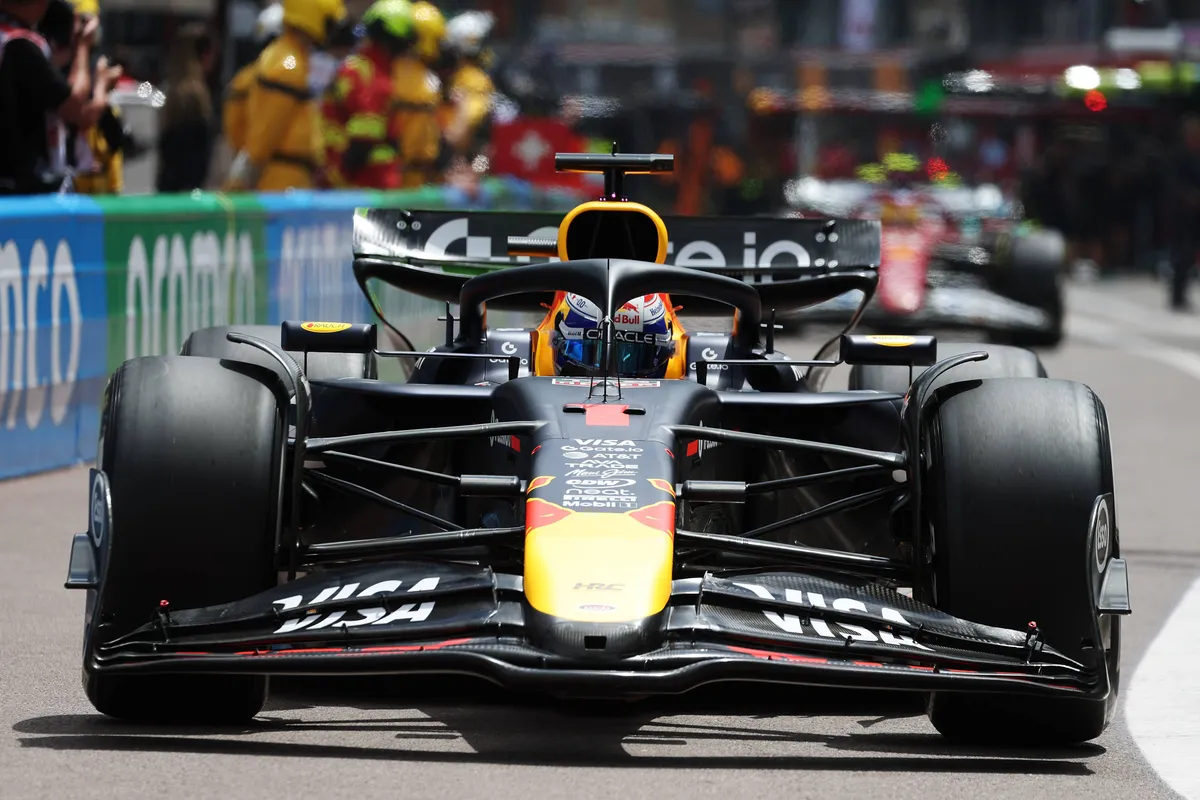 De RB21 van Max Verstappen in de pitstraat in Monaco