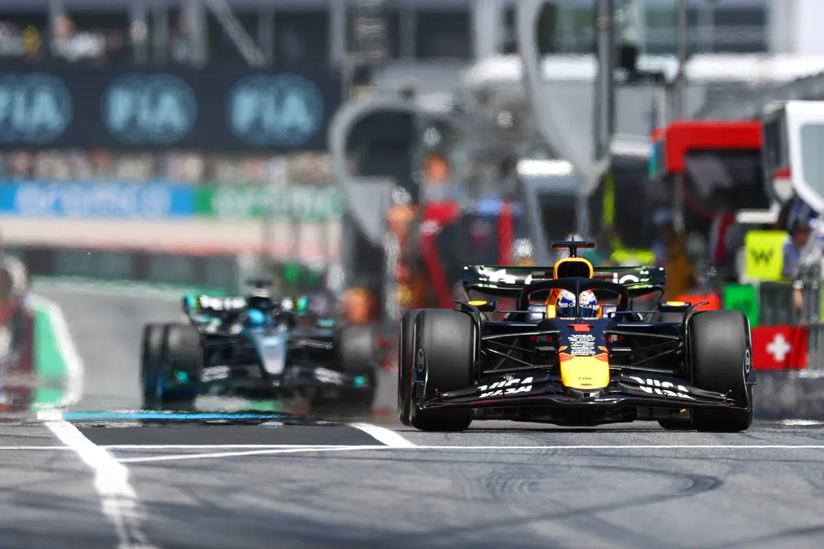 Max Verstappen rijdt in de pitstraat in Barcelona voor Mercedes-coureur George Russell