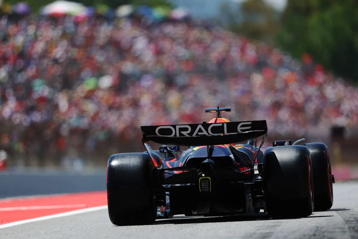 De Red Bull van Max Verstappen rijdt de pitstraat uit in Spanje