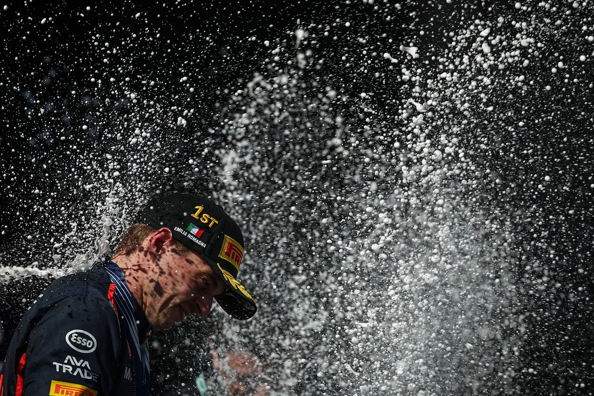Max Verstappen viert feest op het podium in Imola