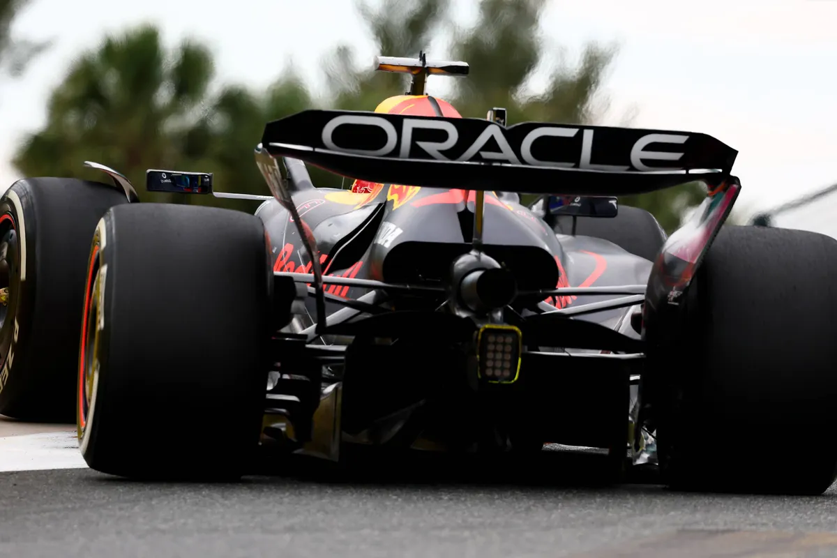 De achtervleugel van de Red Bull RB21 van Max Verstappen