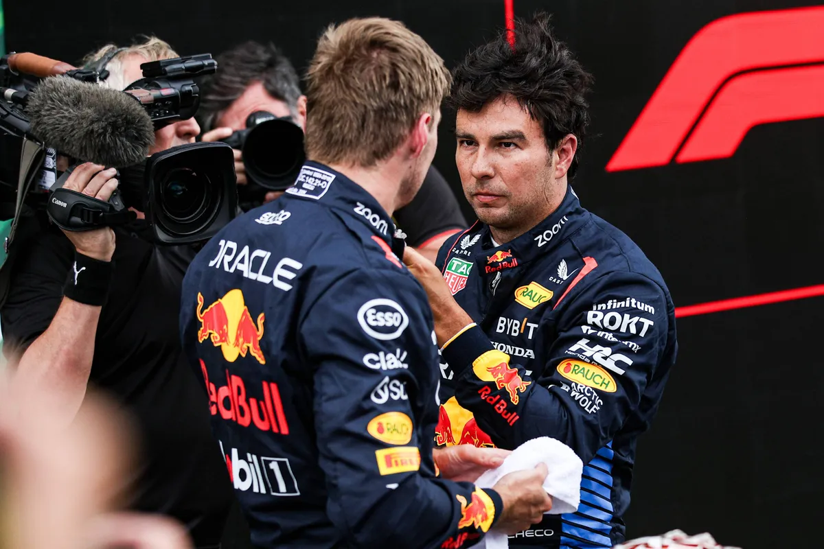 Red Bull-coureur Max Verstappen met voormalig teamgenoot Sergio Pérez