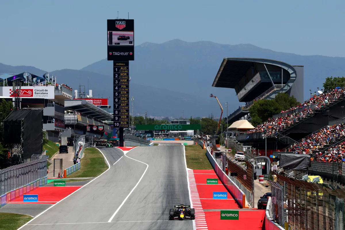 Red Bull-coureur Max Verstappen op het rechte stuk tijdens VT1 in Spanje