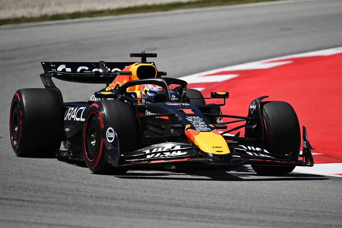 Max Verstappen in de Red Bull tijdens VT1 in Spanje